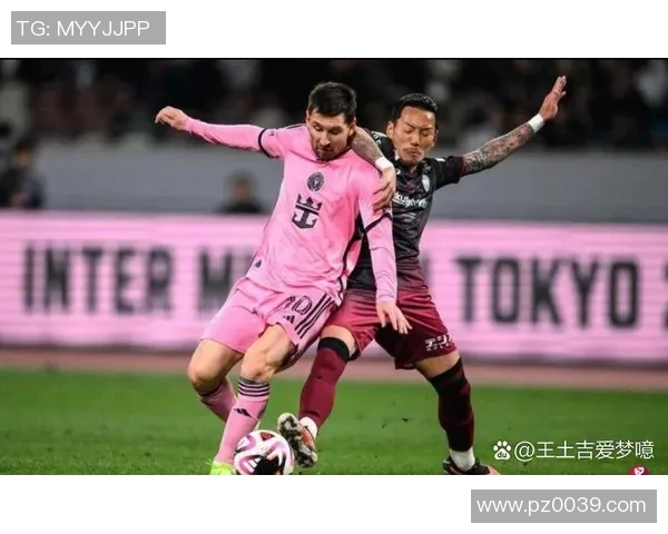 足球球星因疫情被隔离引发关注 球迷与媒体纷纷讨论其影响与后果